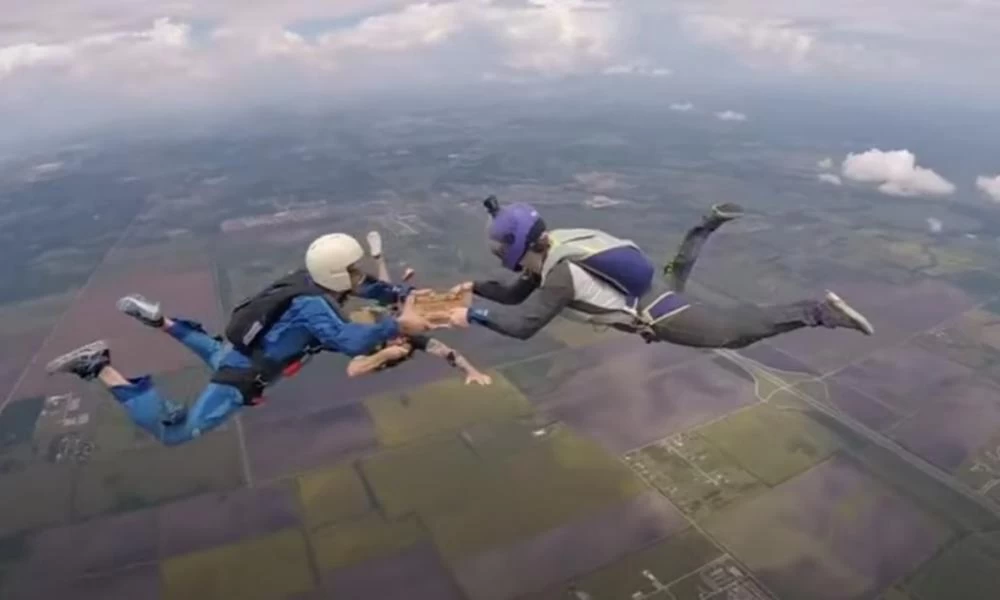 Απίστευτο βίντεο: Αλεξιπτωτιστές έφαγαν πίτσα στα… 14.000 πόδια